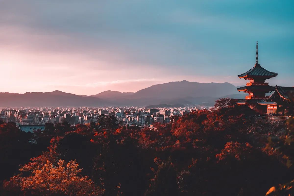 Una pagoda y los árboles de Kioto bajo la luz del atardecer.