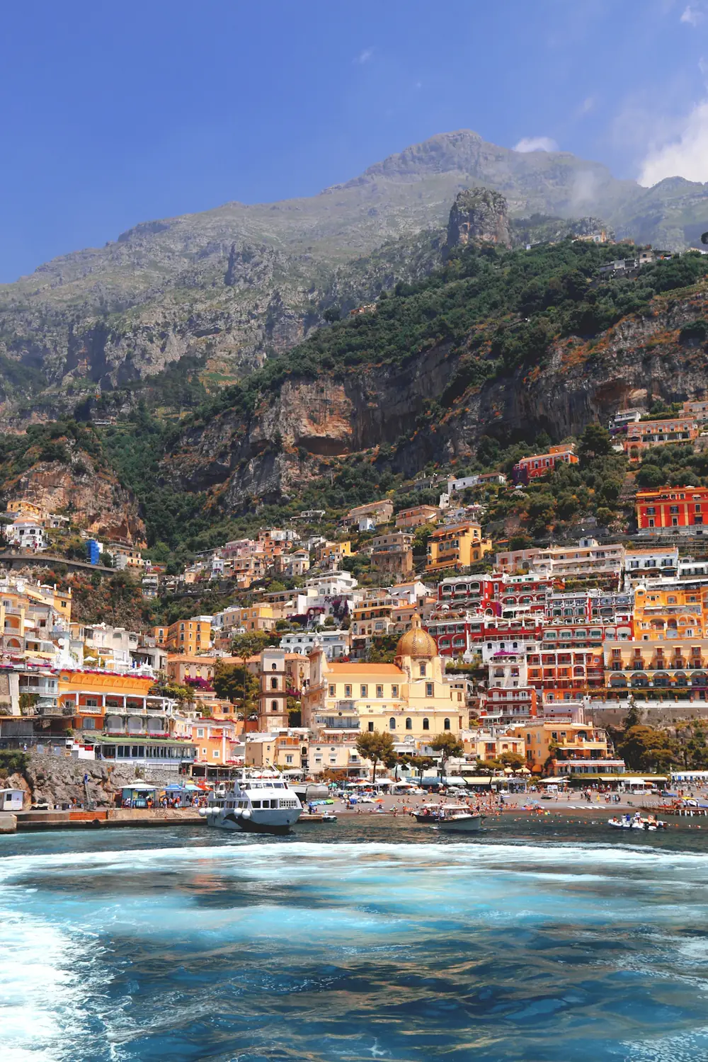 Casas de colores de Positano sobre la costa Amalfitana, vistas desde el mar.