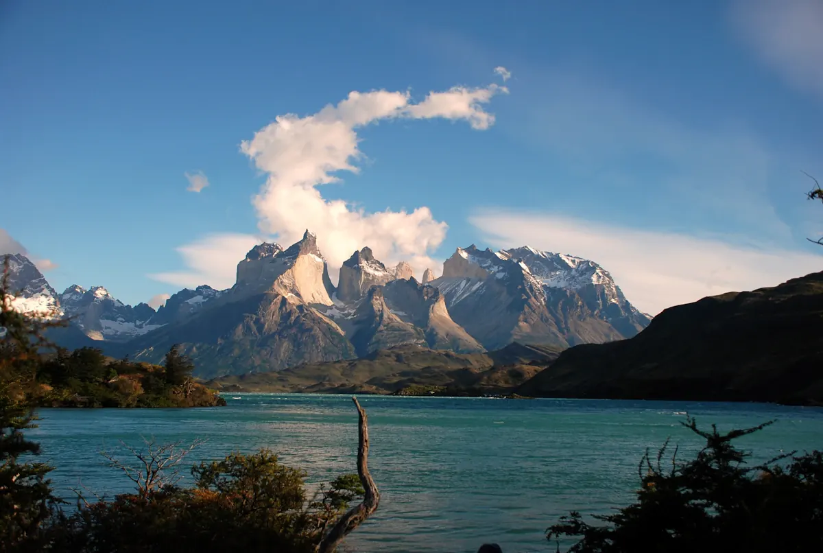 Montañas de Torres del Paine y un lago turquesa en la Patagonia chilena.